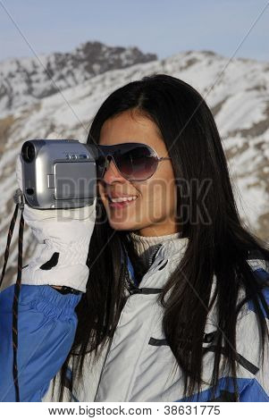 Jeune femme tenant un caméscope.