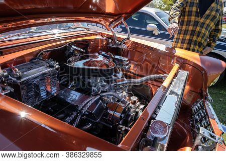 Saint Clair Shores, Michigan / Usa - 09-21-2020: 24Th Annual Waterfront Car Show Presented By The Vi