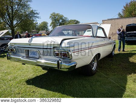 Saint Clair Shores, Michigan / Usa - 09-21-2020: 24Th Annual Waterfront Car Show Presented By The Vi