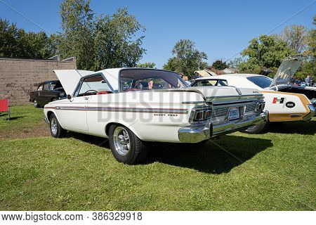 Saint Clair Shores, Michigan / Usa - 09-21-2020: 24Th Annual Waterfront Car Show Presented By The Vi