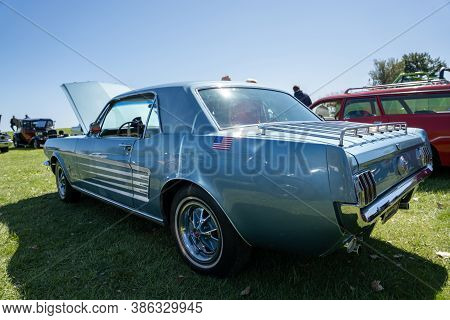 Saint Clair Shores, Michigan / Usa - 09-21-2020: 24Th Annual Waterfront Car Show Presented By The Vi