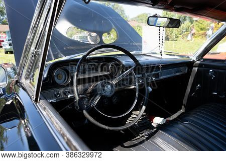Saint Clair Shores, Michigan / Usa - 09-21-2020: 24Th Annual Waterfront Car Show Presented By The Vi