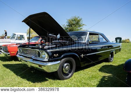 Saint Clair Shores, Michigan / Usa - 09-21-2020: 24Th Annual Waterfront Car Show Presented By The Vi