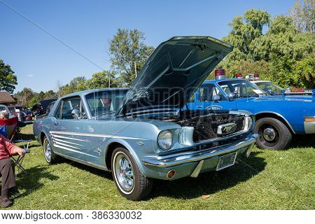 Saint Clair Shores, Michigan / Usa - 09-21-2020: 24Th Annual Waterfront Car Show Presented By The Vi