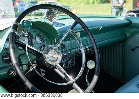 Saint Clair Shores, Michigan / Usa - 09-21-2020: 24Th Annual Waterfront Car Show Presented By The Vi