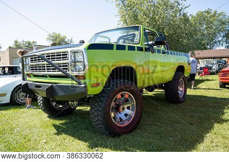 Saint Clair Shores, Michigan / Usa - 09-21-2020: 24Th Annual Waterfront Car Show Presented By The Vi