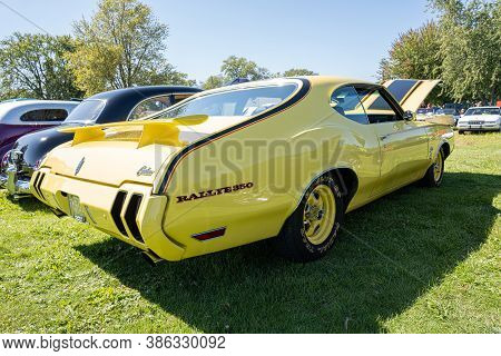 Saint Clair Shores, Michigan / Usa - 09-21-2020: 24Th Annual Waterfront Car Show Presented By The Vi