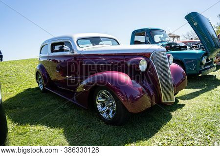 Saint Clair Shores, Michigan / Usa - 09-21-2020: 24Th Annual Waterfront Car Show Presented By The Vi