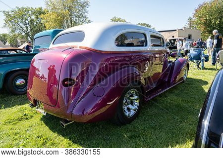 Saint Clair Shores, Michigan / Usa - 09-21-2020: 24Th Annual Waterfront Car Show Presented By The Vi