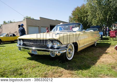 Saint Clair Shores, Michigan / Usa - 09-21-2020: 24Th Annual Waterfront Car Show Presented By The Vi