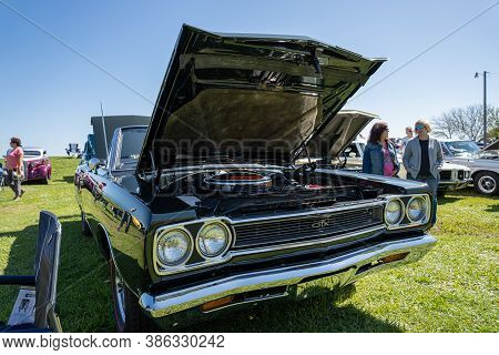Saint Clair Shores, Michigan / Usa - 09-21-2020: 24Th Annual Waterfront Car Show Presented By The Vi