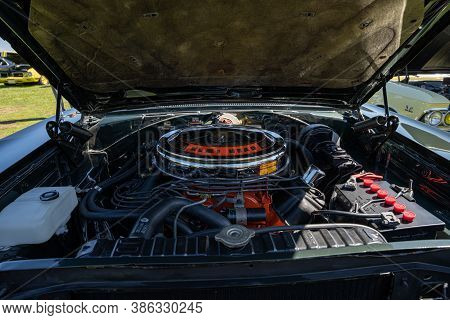 Saint Clair Shores, Michigan / Usa - 09-21-2020: 24Th Annual Waterfront Car Show Presented By The Vi