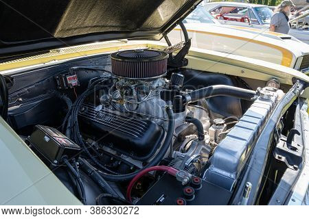 Saint Clair Shores, Michigan / Usa - 09-21-2020: 24Th Annual Waterfront Car Show Presented By The Vi