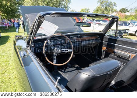 Saint Clair Shores, Michigan / Usa - 09-21-2020: 24Th Annual Waterfront Car Show Presented By The Vi
