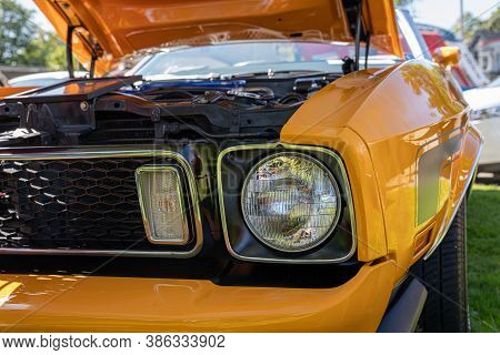 Saint Clair Shores, Michigan / Usa - 09-21-2020: 24Th Annual Waterfront Car Show Presented By The Vi