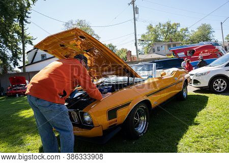 Saint Clair Shores, Michigan / Usa - 09-21-2020: 24Th Annual Waterfront Car Show Presented By The Vi