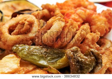 bir İspanyol açılan tabak patates ile closeup biber ızgara ve karides ve calamares