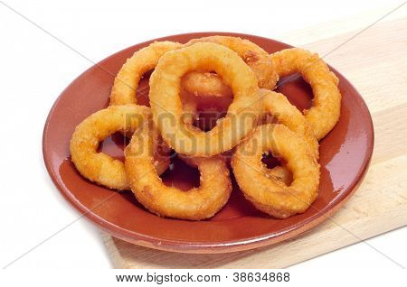 스페인어 calamares 로마나, 라 빵 가루 입힌와 튀긴 오징어 링 플레이트