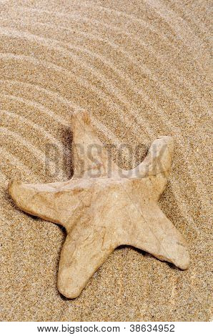 eine Pappmaché Seastar auf dem Sand des Strandes
