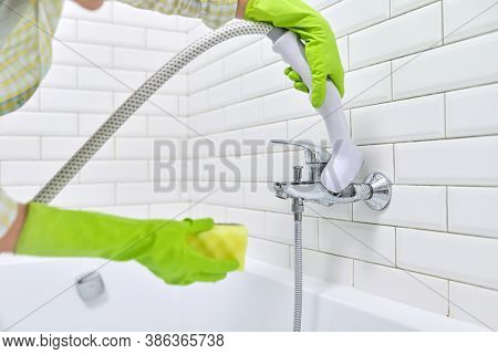 Steam Cleaning The Bathroom. Cleanliness And Hygiene In The House, Cleaning Without Use Of Chemical 