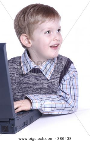 Chłopiec z laptopa