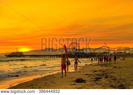 Santa Monica, California, Usa - August 8, 2018: Surf Rescue Baywatch Lifeguard With Lifesaver At Ora