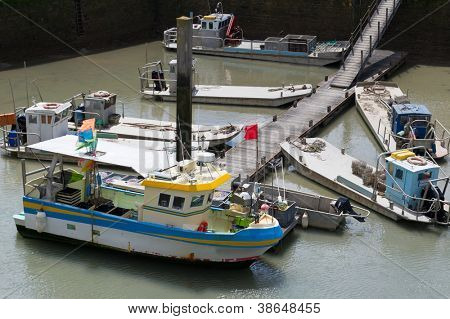 หอยเรือในท่าเรือที่ Oleron เกาะฝรั่งเศส