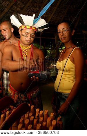 Porto Seguro, Bahia / Brazil - February 21, 2008: India Pataxo Da Audeia Jaqueira In The City Of Por