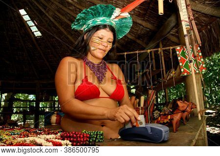 Porto Seguro, Bahia / Brazil - February 21, 2008: India Pataxo Da Audeia Jaqueira In The City Of Por