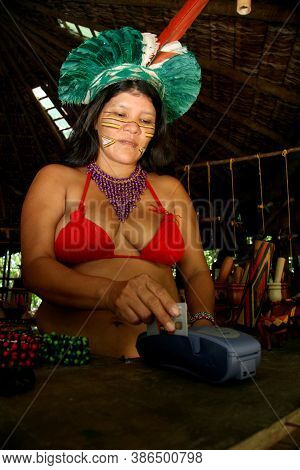 Porto Seguro, Bahia / Brazil - February 21, 2008: India Pataxo Da Audeia Jaqueira In The City Of Por