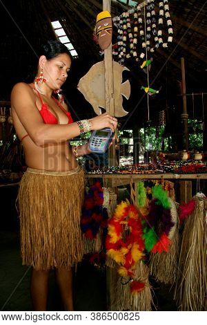 Porto Seguro, Bahia / Brazil - February 21, 2008: India Pataxo Da Audeia Jaqueira In The City Of Por