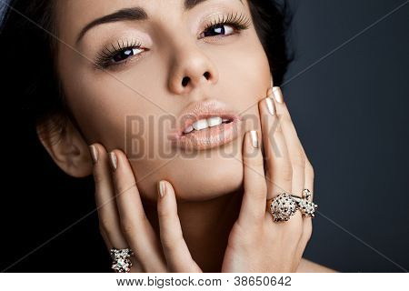 보석으로 우아하고 세련 된 여자