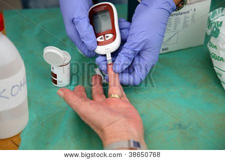 Measuring glucose level blood test