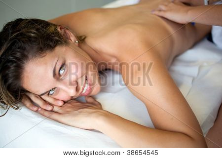  Güzel genç kadın bir spa merkezinde masaj sahip