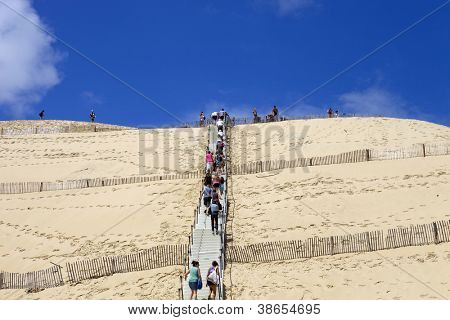 PYLA SUR MER, FRANCE - 8 août : Les gens visitent la célèbre dune du Pyla, la plus haute dune de sable en euros