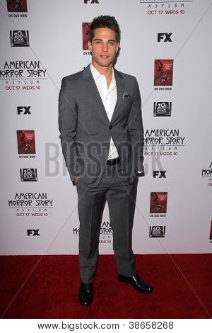 LOS ANGELES - OCT 13: Dean Geyer dorazí na 
