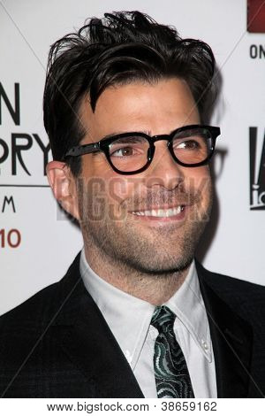 LOS ANGELES - OCT 13: Zachary Quinto dorazí na obrazovce 