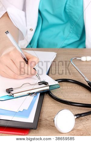 Læge udpege receptpligtig medicin til patienter isoleret på hvid