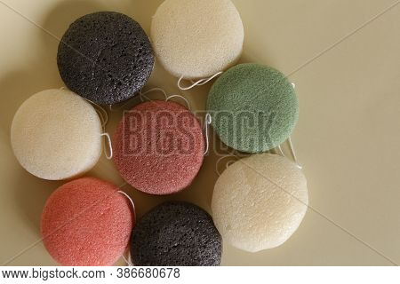 Many Round Natural Facial Konjac Sponges Made Of Vegetable Fiber.