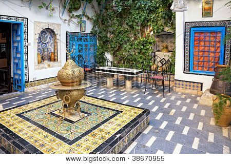 tradiční nádvoří v Sidi Bou Said, Tunis, Tunisko