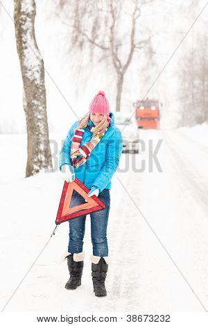 Donna con attenzione il triangolo auto neve guasto problema inverno traffico