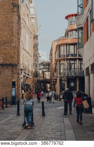 London, Uk - August 25, 2020: People Walking On Shad Thames, A Historic Riverside Street Next To Tow