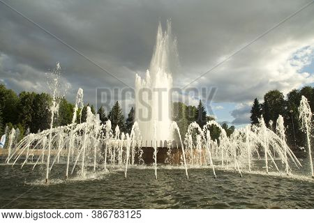 Saint-petersburg, Russia. 4 Juny  2016.  Fountain In Primorsky Victory Park In St. Petersburg, Russi