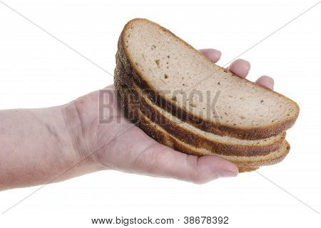 Hånd og rugbrød isoleret
