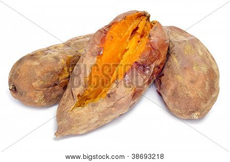 Einige geröstete Süßkartoffeln auf weißem Hintergrund