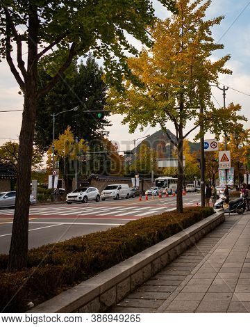 Seoul, South Korea - October 19th 2017: Samcheong-ro In The Centre Of Seoul At Gyeongbokgung Palace 
