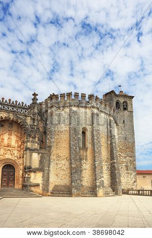 L'imponente castello medioevale - monastero dei Templari. L'ingresso principale e l'arco ornato,