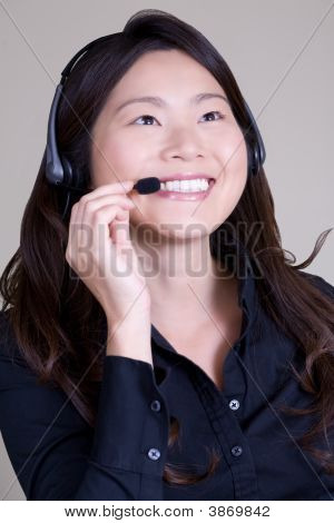 ヘッドセットを持つ女性実業家