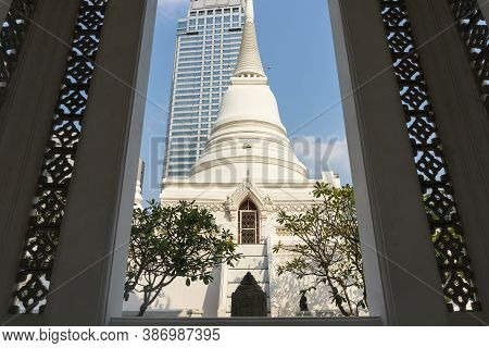 Bangkok, Thailand, February 11, 2020: Wat Pathum Wanaram Temple Is Located Between The Two Shopping 
