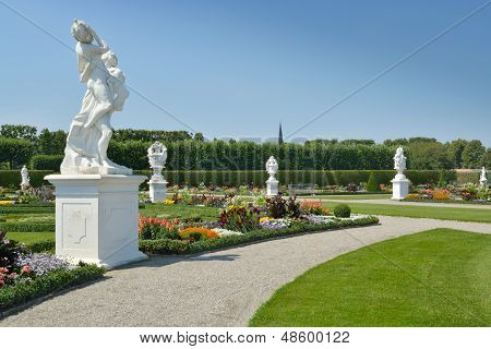 Haven med skulpturer i Herrenhausen haver, Hannover, Tyskland